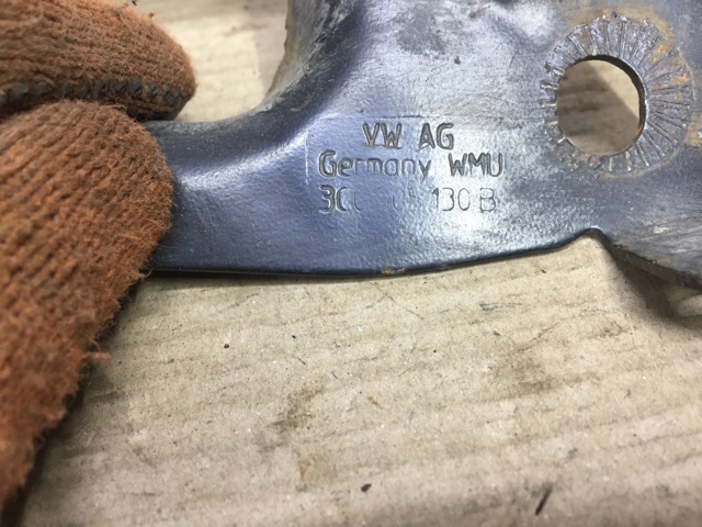 Кронштейн задньої балки 3C0505130B VAG