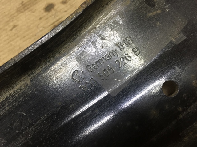 Важіль/тяга задньої підвіски подовжній нижній, правий 3C0505226B VAG