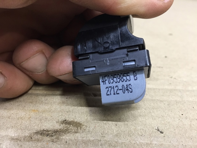 Кнопка підйомника переднього правого скла 4F0959855B VAG