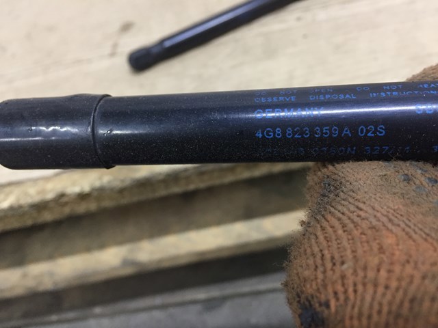 Стійка капота 4G8823359A VAG