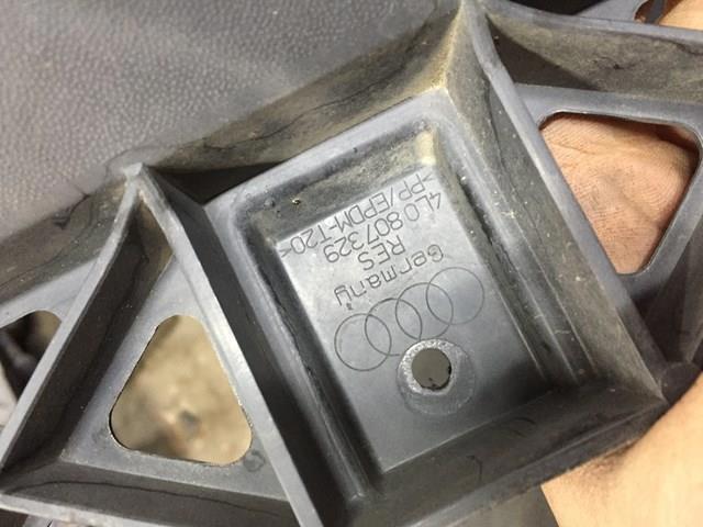 Кронштейн бампера заднього, центральний 4L0807329 VAG