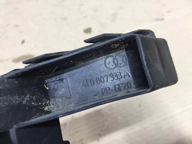 Ліве кріплення переднього бампера 4L0807333A VAG