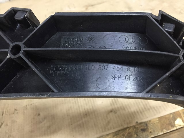 Направляюча заднього бампера, права 4L0807454A VAG