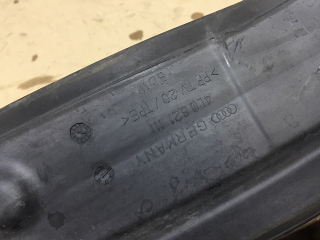 Ущільнювач крила 4L0821111 VAG