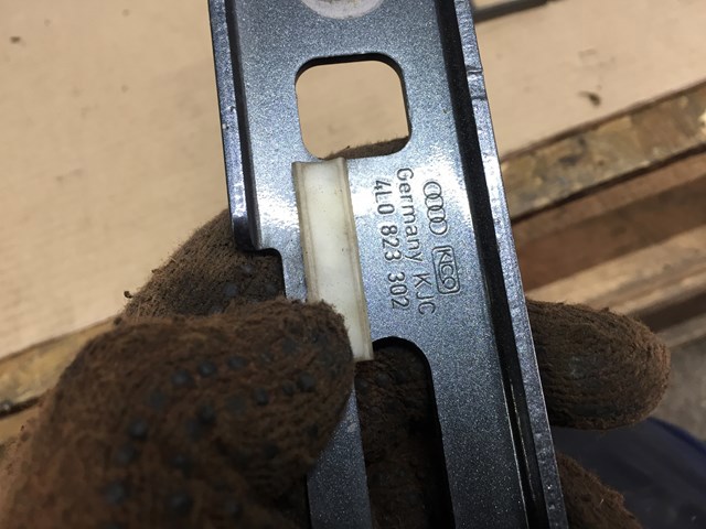 Завіс капота, правий 4L0823302 VAG