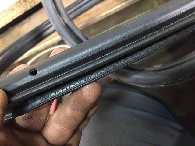 Ущільнювач дверей задніх, (на кузові) 4L0833721 VAG