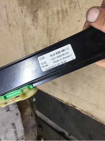 Склопідйомник задніх лівих дверей 4L0839461D VAG