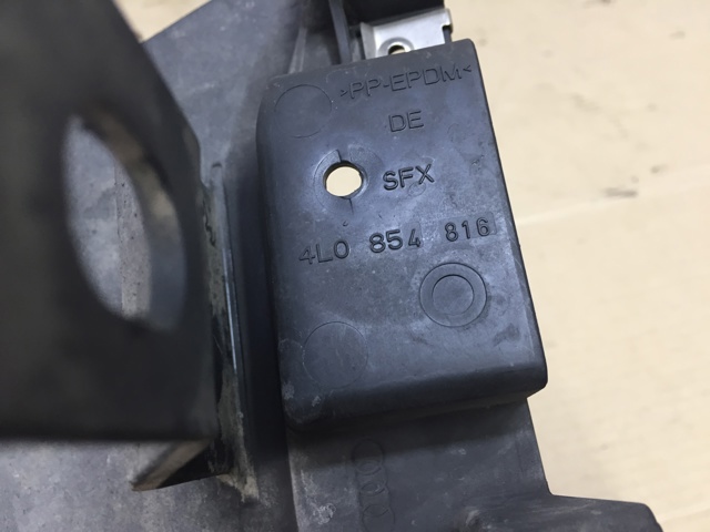 Бризковики задній, правий 4L0854816 VAG