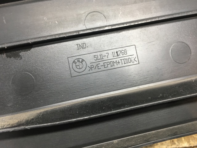 Кріплення переднього номера автомобіля 51117111768 BMW