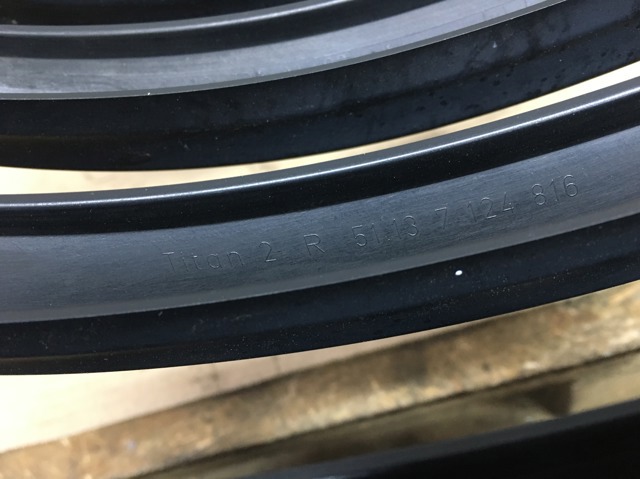 Решітка радіатора права 51137124816 BMW