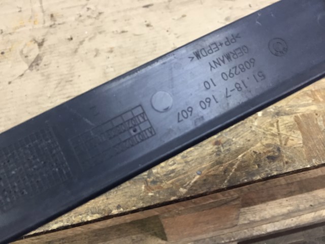 Кріплення заднього номера автомобіля 51187160607 BMW