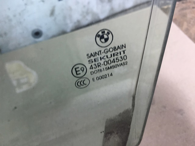 Скло водійських дверей 51328402513 BMW