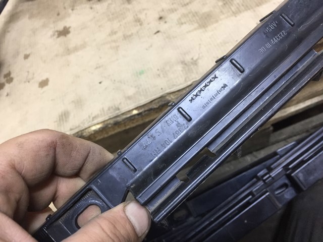 Кронштейн зовнішньої накладки порога правого 51777187104 BMW