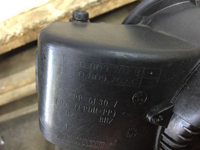 Лючок паливного бака 5E0809702B VAG
