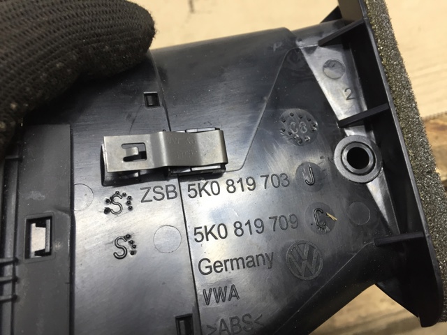 Решітка повітропровода ліва 5K0819703J VAG