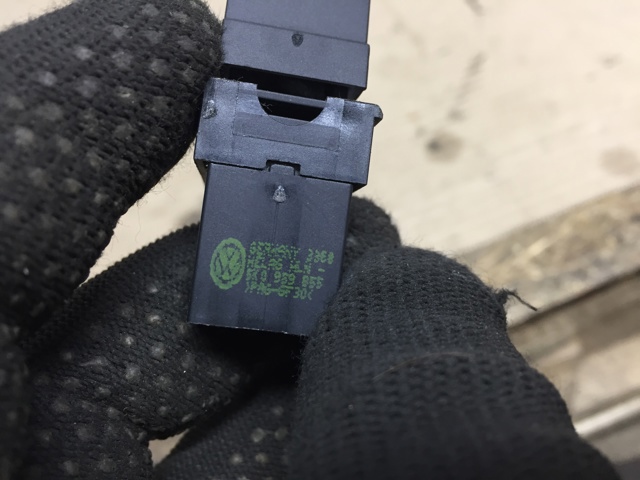 Кнопка підйомника задніх стекол 5K0959855 VAG