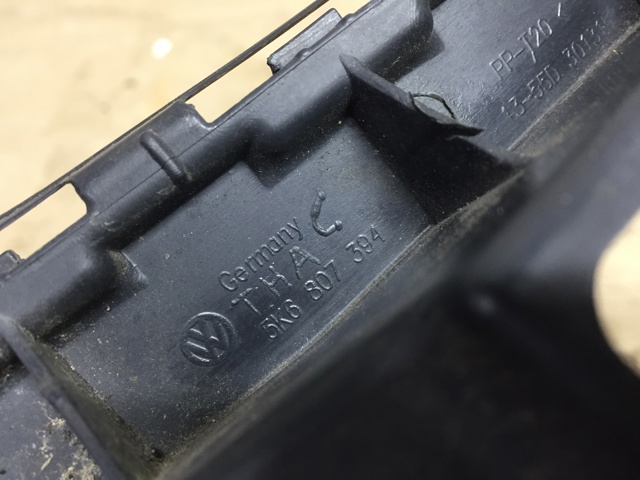 Направляюча заднього бампера, права 5K6807394 VAG