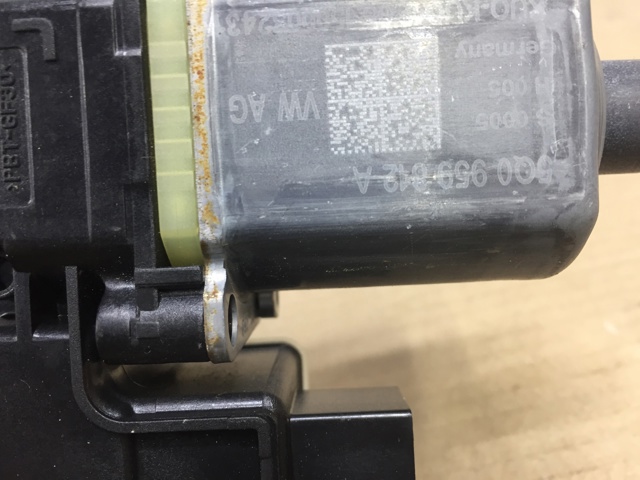 Моторчик склопідйомника двері задніх, правих 5Q0959812A VAG