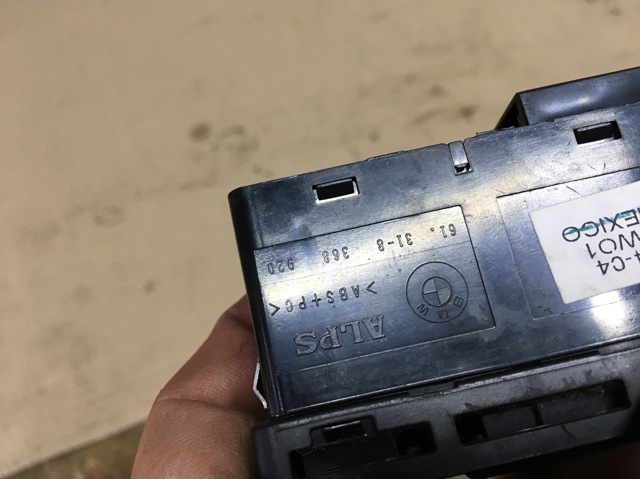 Кнопка аварійної сигналізації 61318368920 BMW