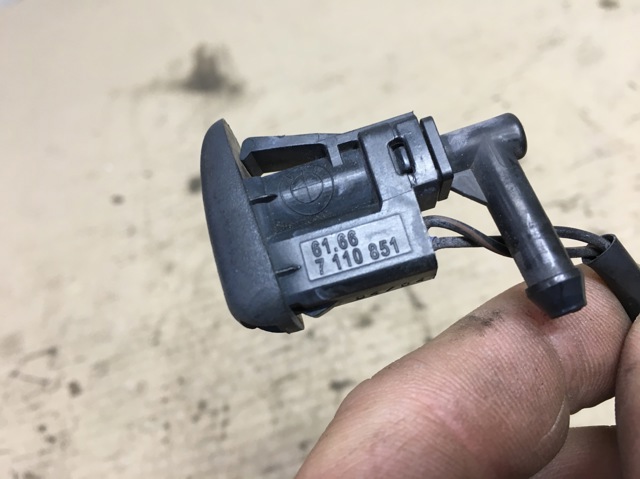 Сопло омивача лобового скла 61667110851 BMW