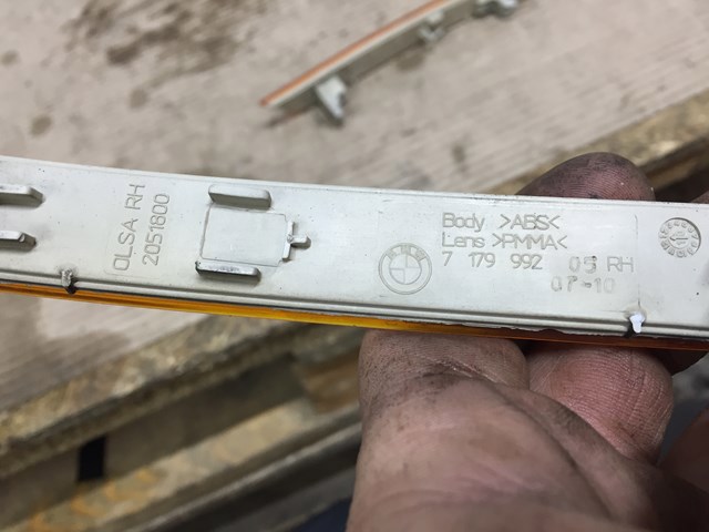 Катафот (відбивач) переднього бампера, правий 63147179992 BMW