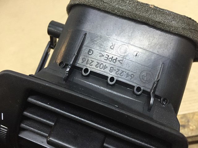 Решітка повітроводу права 64228402216 BMW