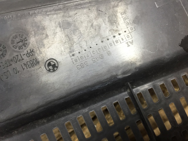 Водостік лобового скла, жабо 64316945583 BMW