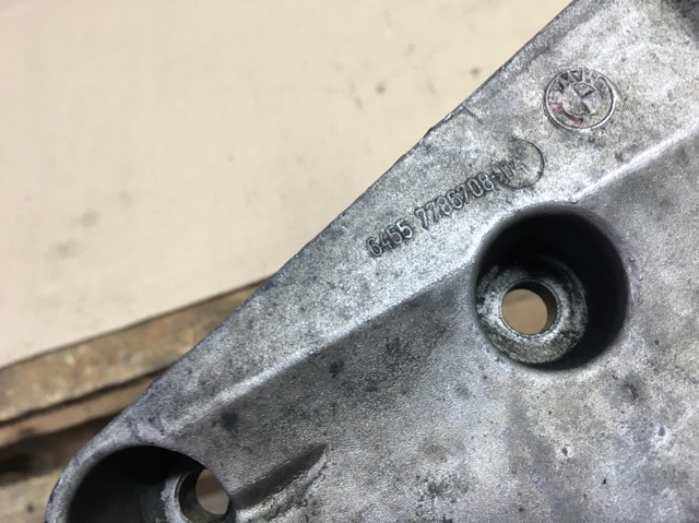 Кронштейн компресора кондиціонера 64557786708 BMW