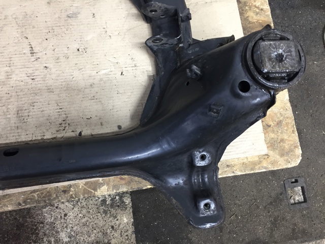 Передня балка 7L0499030T VAG