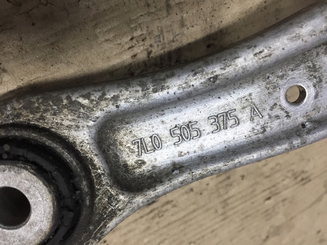 Балансир задній верхній, лівий/правий 7L0505323A VAG
