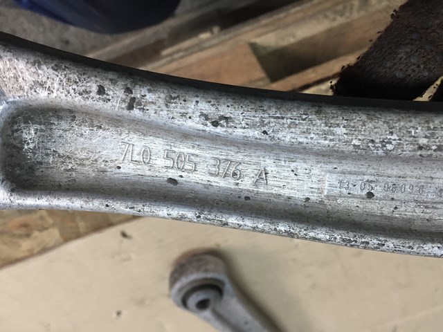 Важіль підвіски задній правий 7L0505376A VAG