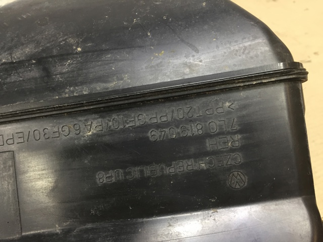 Повітрозабірник повітряного фільтра 7L0819049 VAG