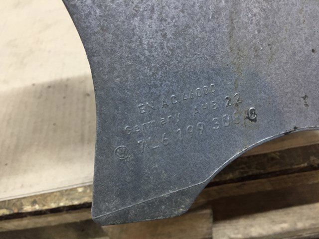 Кронштейн подушки (опори) двигуна, правої 7L6199308C VAG