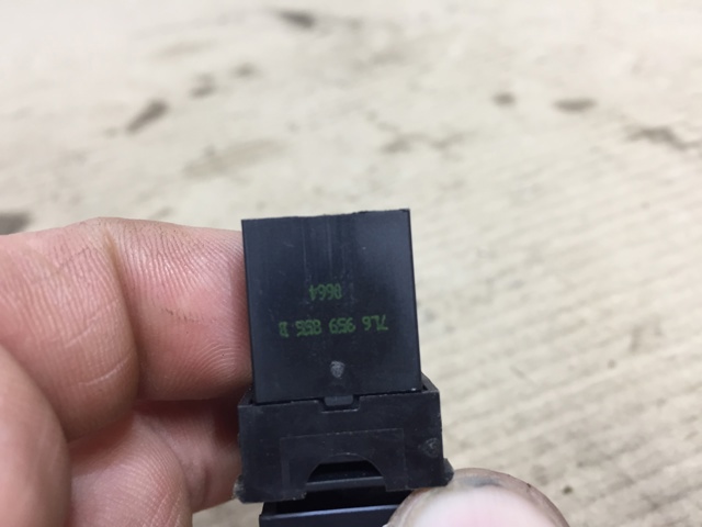 Кнопка підйомника переднього правого скла 7L6959855B VAG