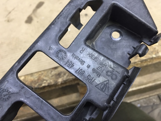Направляюча заднього бампера, права 7P5807484 PORSCHE