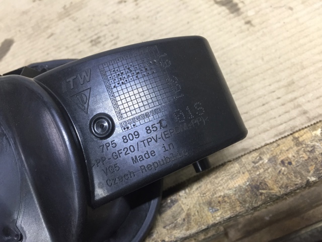Лючок бензобака / паливного бака 7P5809857C VAG