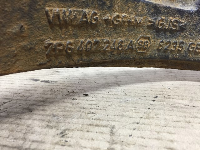 Цапфа поворотного кулака 7P6407246A VAG