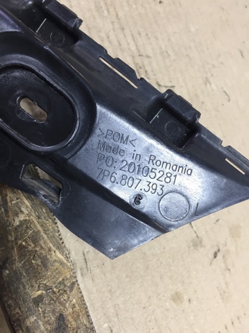 Кріплення бамера ліве 7P6807393 VAG