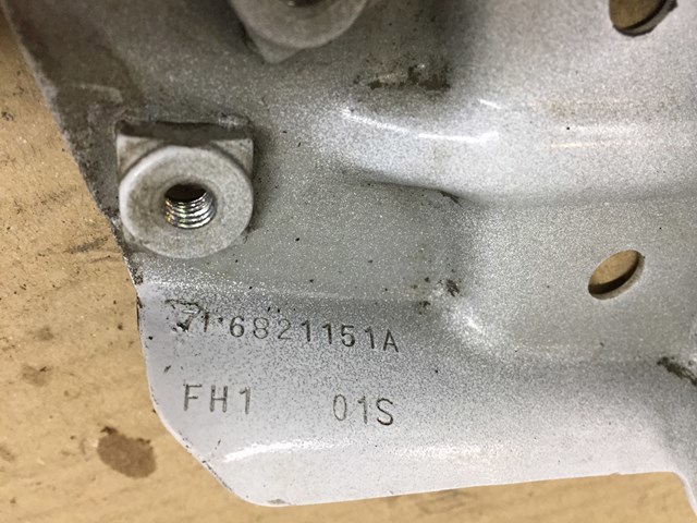 Кронштейн кріплення крила переднього лівого, передній 7P6821151A VAG