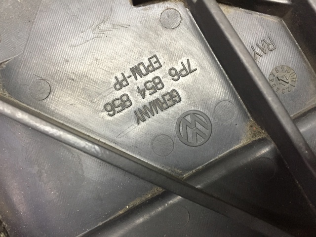 Бризговик задній, правий 7P6854856 VAG