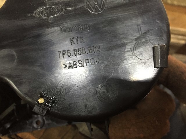 Попільничка центральної консолі 7P6858602 VAG