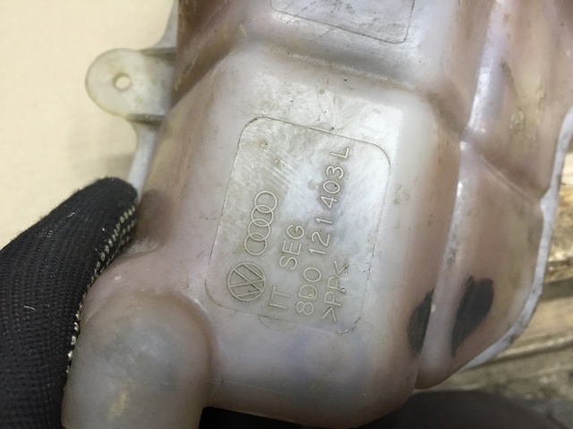 Бачок системи охолодження двигуна розширювальний 8D0121403L VAG