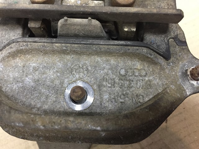 Кронштейн подушки коробки передач 8K0399151 VAG