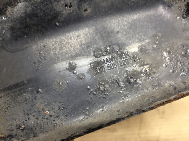 Кронштейн задньої балки 8K0505220F VAG