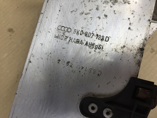 Кронштейн підсилювача переднього бампера 8K0807133D VAG