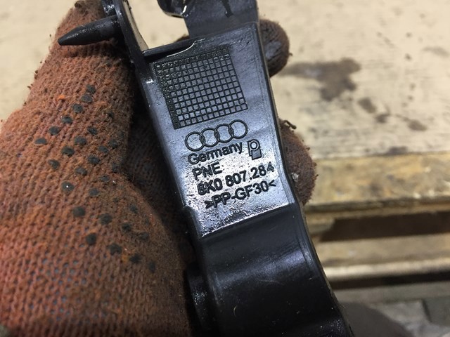 Кронштейн бампера переднього, зовнішній правий 8K0807284 VAG