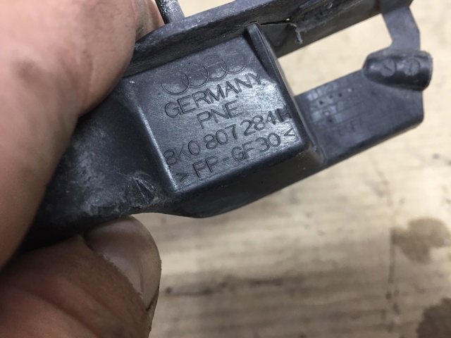 Кронштейн кріплення бампера переднього правий 8K0807284H VAG
