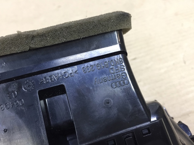 Решітка вентиляції салону в підлокітнику, задня 8K0819203 VAG