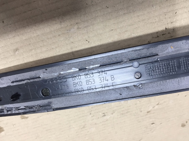 Накладка зовнішня (молдинг) порога, передні праві 8K085337401C VAG