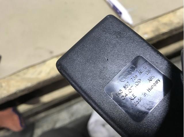 Важіль фіксатора ременя безпеки задній лівий 8K0857739AE VAG